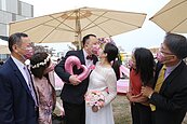 難忘！嘉市71對　戴口罩集團結婚