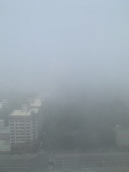 空汙嚴重，民眾24日從高雄鼓山住家望出去一片霧茫茫，建築物幾乎被掩蔽。圖／讀者提供