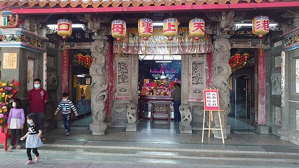 嘉義縣東石鄉笨港口港口宮配合政府防疫政策,今年度新春文化季,由除夕夜至大年初五日,包含搶頭香、擲茭摸彩等所有新春活動全部取消。圖/笨港口港口宮提供