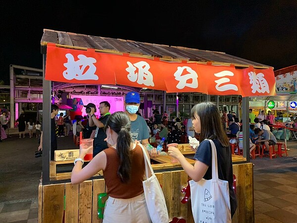 花蓮縣環境保護局輔導東大門夜市餐飲攤商,推動少用一次性餐具、垃圾分類等作為,有82.4%的攤商加入,將垃圾控制在2千公斤內。圖/花蓮縣環保局提供