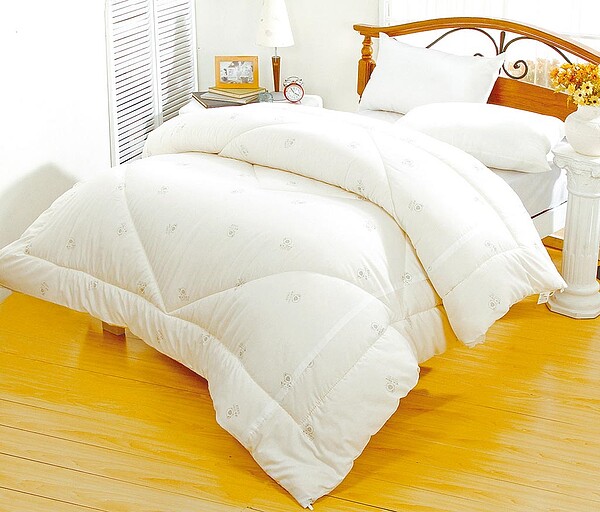 日夜溫差大,量販、超市禦寒商品買氣持續燒滾滾。圖/愛買提供