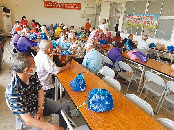 桃園全市361個關懷據點暨巷弄長照站25日起全面暫停,避免社區群聚感染。(桃園市社會局提供/賴佑維桃園傳真)