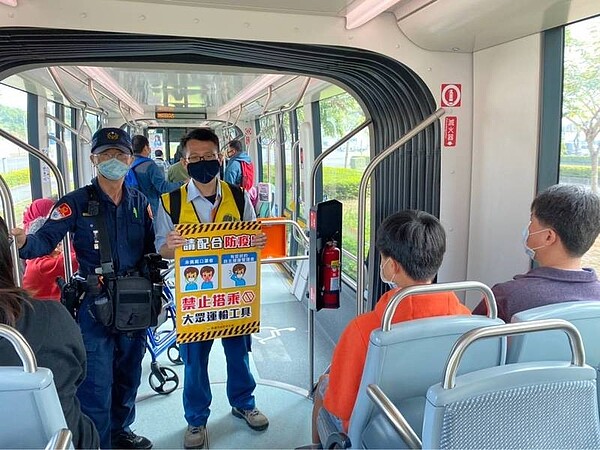 高雄防疫團隊稽查民眾戴口罩狀況。圖/高雄衛生局提供