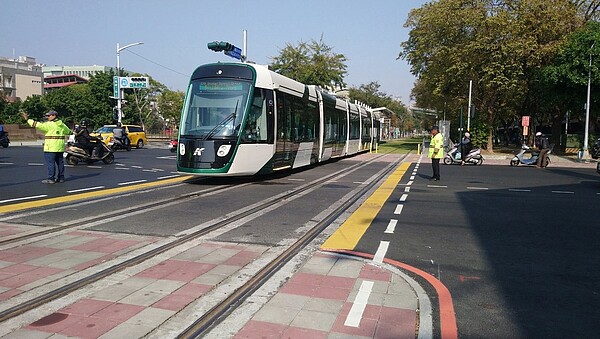 高雄輕軌大南環段通車後,交通局對各路口號誌進行微調,讓行車更順暢。圖/高雄市交通局提供