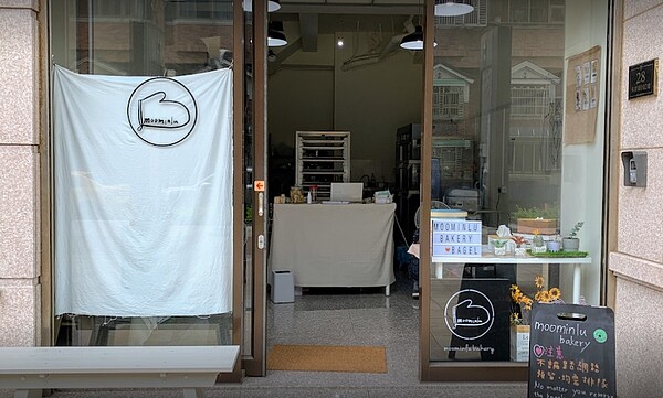 案889、890曾到過Moominlu Bakery消費,如今店家已經取消一個月一次的店內消費,並且徹底消毒,不會影響原先宅配訂單。圖/取自google map