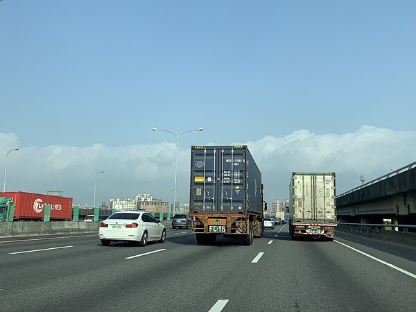 交通部公路總局指出,今年春節塞車最嚴重的時段應會落在初二,建議民眾短程可改走快速道路或避開尖峰時刻上路。(示意圖)記者張睿廷/攝影