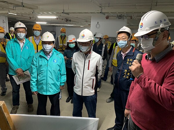 新北市副市長陳純敬視察三重區興穀國小校舍共構地下停車場工程進度。圖/新北市政府提供