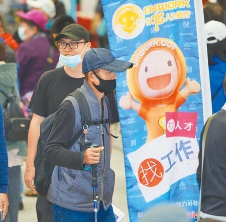 去年勞工因新冠疫情遭裁員、減薪、不加薪或工作單位倒閉而感到困擾者占7.3%;另勞工有兼職者占6%,主要原因是工作收入無法應付生活開銷,圖為就業博覽會。(中時資料照片)