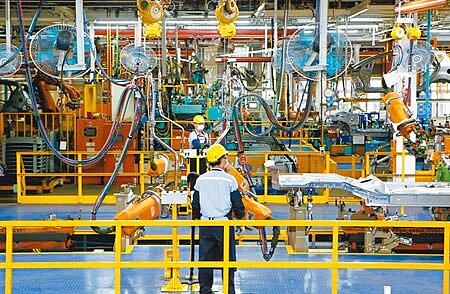 2020年全年工業生產指數及製造業生產指數,同步刷新歷史紀錄;圖為汽車廠生產線。(本報資料照片)