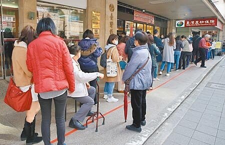 臺灣產物保險所推的防疫保單25日停售,臺灣產物總部門口出現爆炸性的投保人潮,民眾撐著拐杖也要來搶搭投保末班車。(陳君瑋攝)