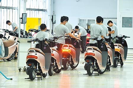 
台灣的電動機車有品牌、有設計、有自有技術，100％的零組件在台灣製造，最有條件發展，也應該是未來國家隊的主力產業。圖為電動機車生產線。圖∕本報資料照片
