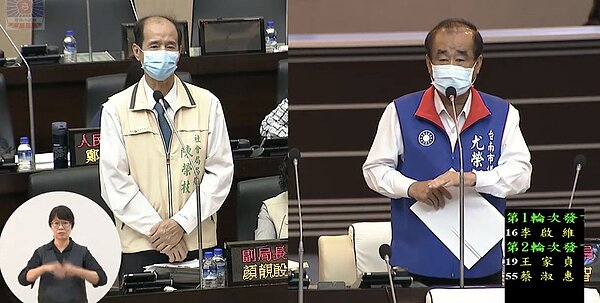 台南市議會25日舉辦社會福利措施專案報告,社會局長陳榮枝(左)答覆議員尤榮智質詢表示,將簽專案「打折」給補助。記者修瑞瑩/翻攝