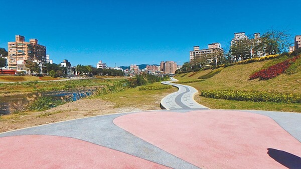 三峽河早期因溪床乾涸、橋墩裸露,但經環境改善工程整治後,重現河岸風光,從大同橋到三峽大橋的第2期工程範圍預計3月下旬完工。(水利署第十河川局提供/蔡雯如新北傳真)