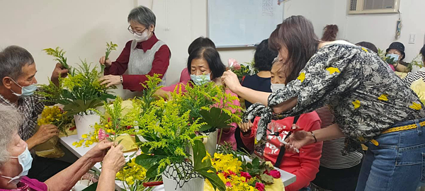 安康里里民在里辦一同學習插花。圖／截自台北市安康里臉書