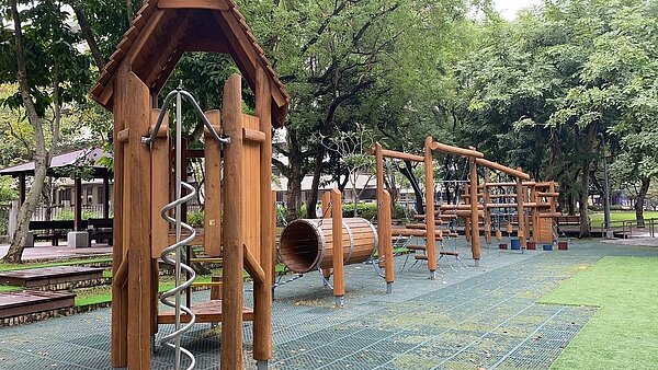 安康里松德公園改建原木闖關設施。圖/吳語蕎攝