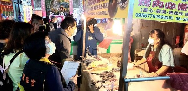 市長黃偉哲特別親赴全台南最老的水仙宮公有市場查訪各類商品販售價格。圖／台南市政府提供