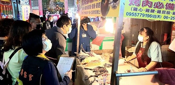 市長黃偉哲特別親赴全台南最老的水仙宮公有市場查訪各類商品販售價格。圖/台南市政府提供