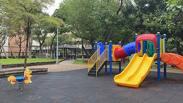 安康里松德公園改建前原有遊樂設施。圖/吳語蕎攝