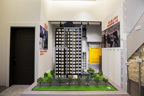 文山區明星學區靜巷宅「宏廷富山滙」加裝新日鐵制震器,基樁入岩盤三米,達六級抗震,並獲5位專業結構技師外審認證。