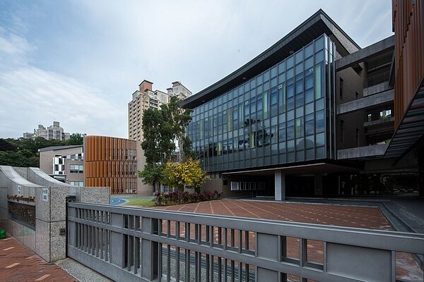 「宏廷富山滙」位於以文史生態特色教程資源的永建國小明星學區,老牌貴族學校再興中學也在此區,吸引著重下一代教育的北市家長進場。