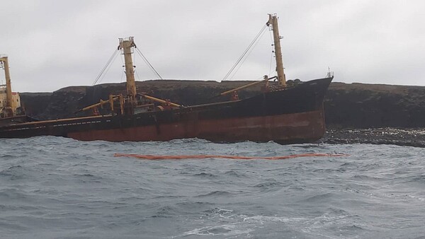 1月日18日一艘「HM FOUNDATION」貨輪擱淺澎湖海域。圖/航港局提供