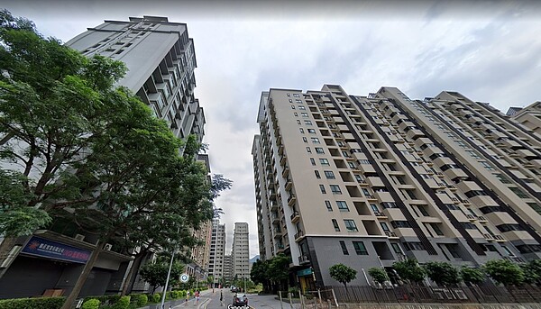 專家表示,淡海新市鎮具備海景、綠地空間大,又有家樂福與影城商圈,且輕軌的慢行也符合銀髮族群的生理機能。圖/Google maps
