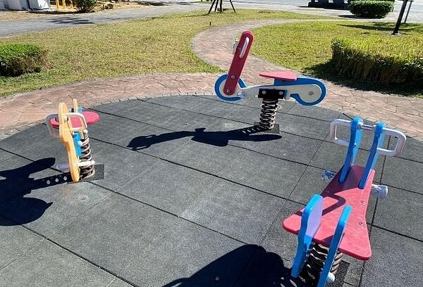 板橋區柏翠里123木頭公園內的遊樂設施。圖／彭芷琳攝