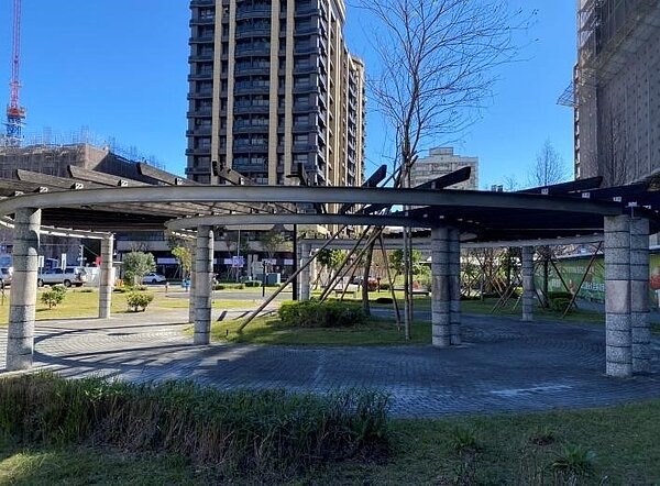 板橋區柏翠里公園內的大涼亭。圖／彭芷琳攝