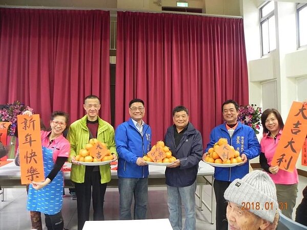 新春即將來到，里民歡喜迎春。陳陸攝