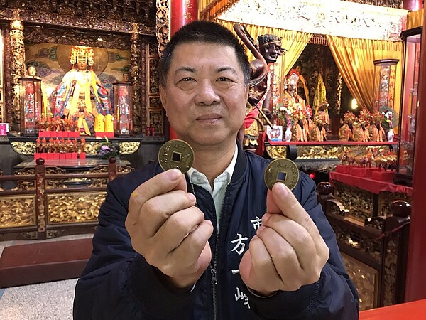 台南市西港區慶安宮總幹事方一峰表示,今年7千個歲錢已製作完成,原本除夕夜由民眾排隊領取,配合中央防疫取消,將送給安太歲民眾及提供索取。圖/慶安宮提供