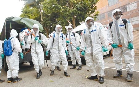 桃園醫院群聚感染引發各界恐慌,陸軍化學兵26日前往八德區大湳市場,支援周邊環境消毒任務。(范揚光攝)