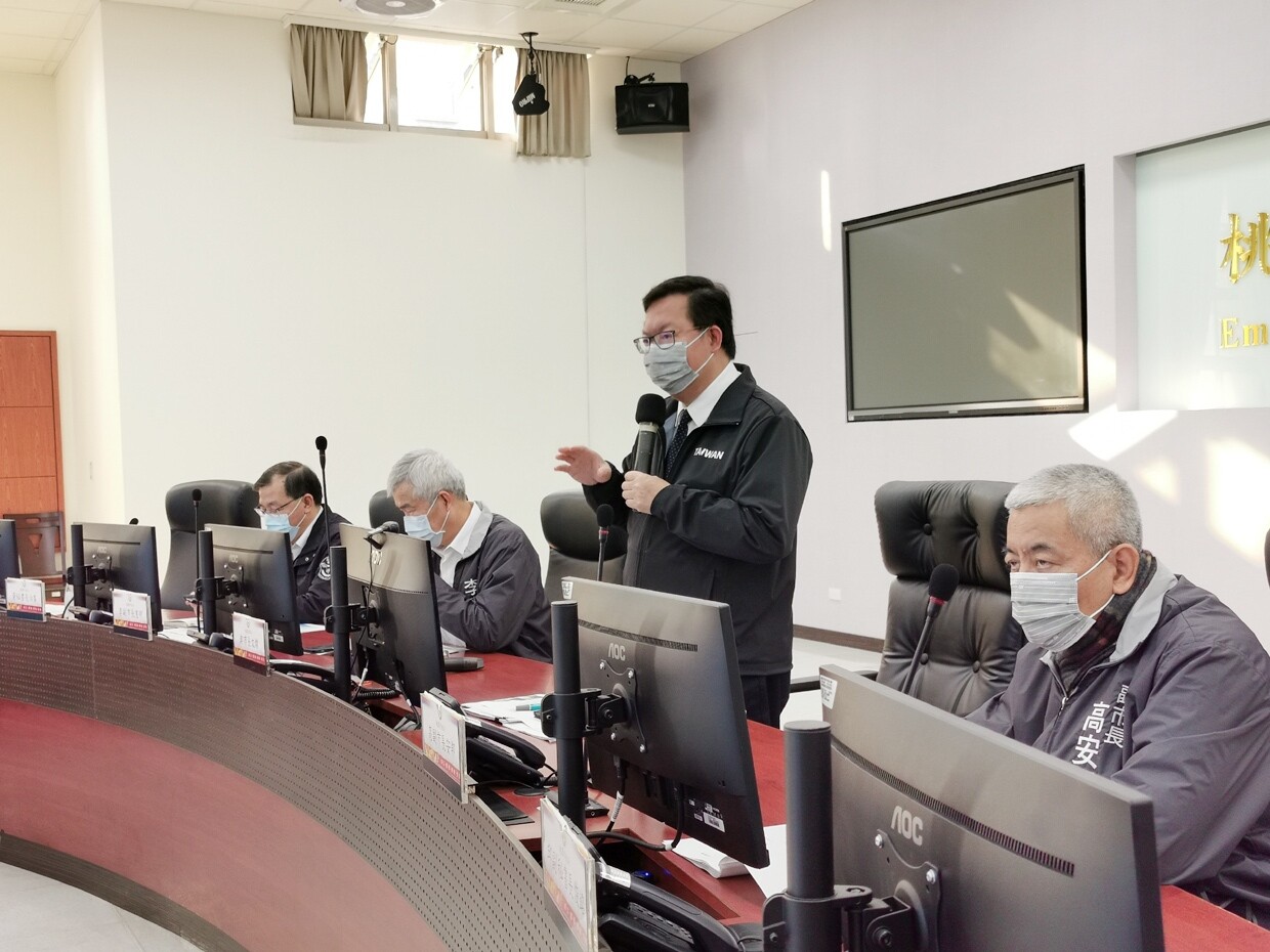 桃園市長鄭文燦(中)昨天宣布桃園航空城優先區法定公聽會延後辦理。記者曾增勳/攝影