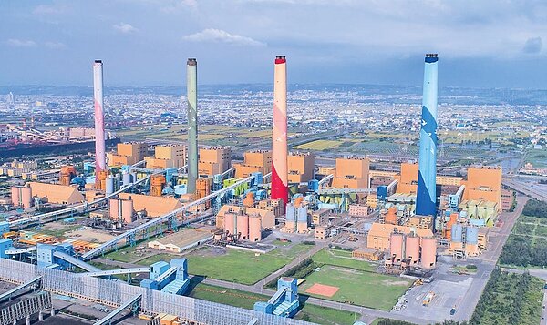 學者指出,現在供電已緊繃,核電2025年除役後,中火地位更形重要,所以政府不敢答應燃煤機組提早除役。圖為台中火力發電廠。(台中市政府提供)