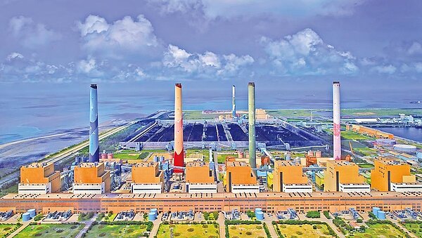 立法院副院長蔡其昌昨提出新機組「一換二」，在2035年燃煤機組全部除役主決議。對此，台電私下喊苦「翻轉太大」，除役時間比內部規畫提早太多，無法馬上給予承諾。圖為台中火力發電廠。（台中市政府提供）
