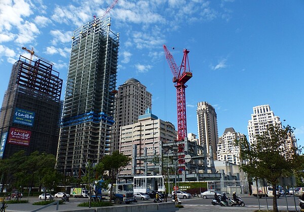 房市買氣熱滾滾,中央銀行昨日公布,去年12月,國銀購屋貸款餘額飆至8兆423億元,首次突破8兆大關、締造歷史新高紀錄。 (本報系資料庫)