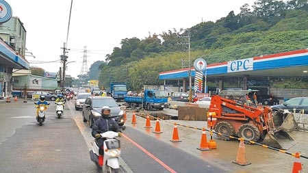 水公司12日在八里龍米路幹道尖峰時段施工，道路塞爆讓用路人急跳腳。