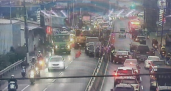 自來水公司1月11日深夜在八里龍米路進行五股獅子頭水管橋工程，因連日降雨、開挖範圍大，導致當地從12日上午7點塞到晚間10點。圖／新北交通局提供