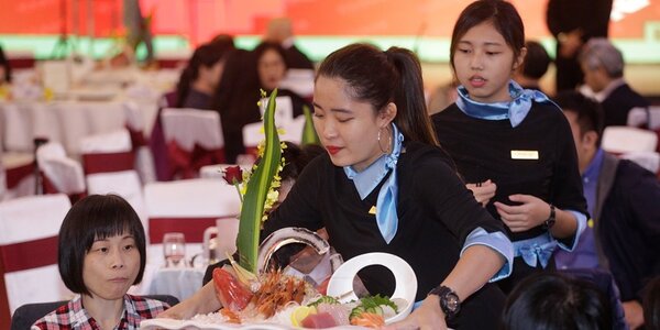 春節期間有些餐廳會營業，圖為服務人員將海鮮冷盤上桌。圖／本報資料照片