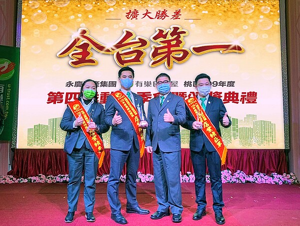 永慶加盟三品牌2020年績效紅不讓,業績突破5千萬的店數,是2019年的3倍,而達9千萬的加盟店就有3間,穩居房仲第一品牌。圖/永慶房產集團提供