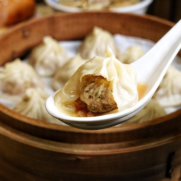 干貝湯包一口一顆，跟名店鼎泰豐相比毫不遜色喔！圖／林燕玲提供