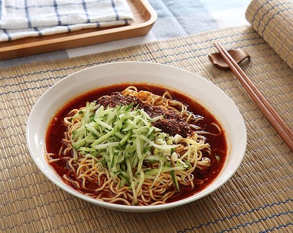 涼麵醬汁麻辣獨特，一吃成主顧。圖／林燕玲提供