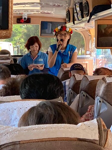 頭戴花圈的「賓果女神」主持摸彩活動，刺激又歡笑。圖／林燕玲提供