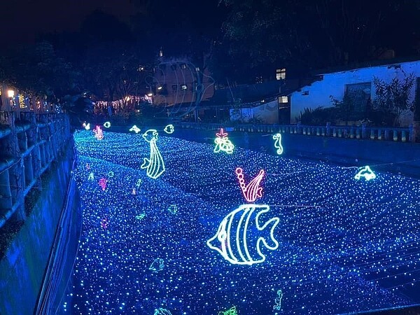 光飾以白色為基調,恍若銀河漫步般!圖/樂生活實習記者夏曉山攝