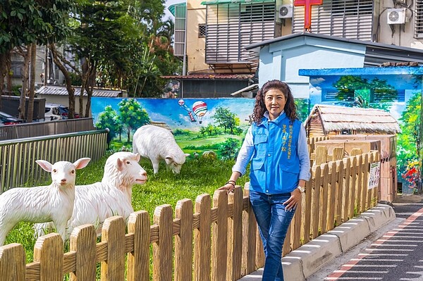 綠草地和羊咩咩裝置藝術,高子誼精心營造年輕活力印象。圖/記者夏曉山攝