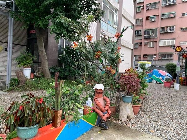 以資源回收美化街巷，組織志工團隊團結一心。圖／樂生活實習記者李蜚鴻攝影