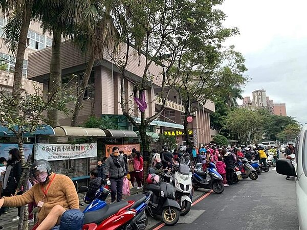 用機車接孩子放學，是里民生活的日常。圖／樂生活實習記者李蜚鴻攝影