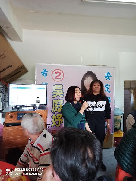 好脾氣的吳庭妤，和里民互動如家人。圖／彭柔安攝