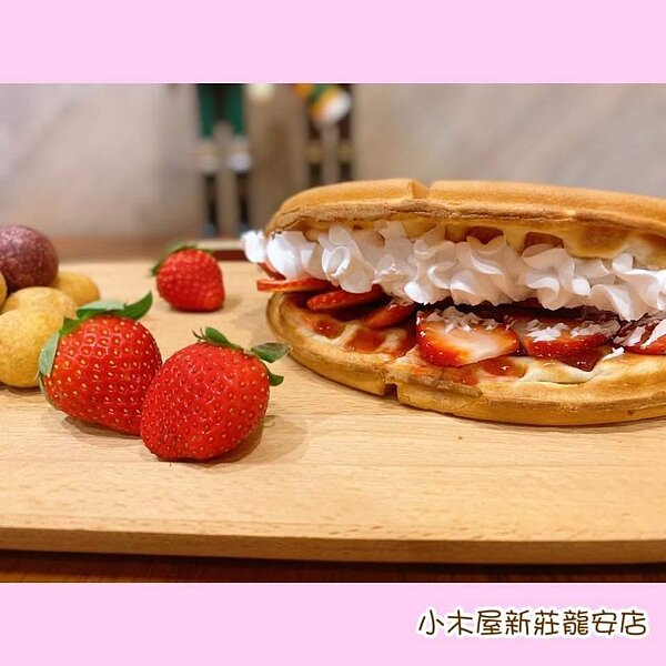 季節限定的草莓鮮奶油鬆餅，甜蜜好滋味。圖／彭柔安翻攝