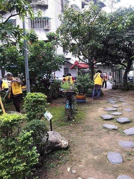 志工清潔環境，不辜負新店好山好水。圖／記者夏曉山攝