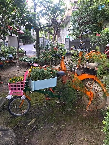 廢棄的腳踏車變身美麗花器，很吸睛。圖／記者夏曉山攝